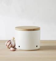 Maxwell & Williams Garlic Pot